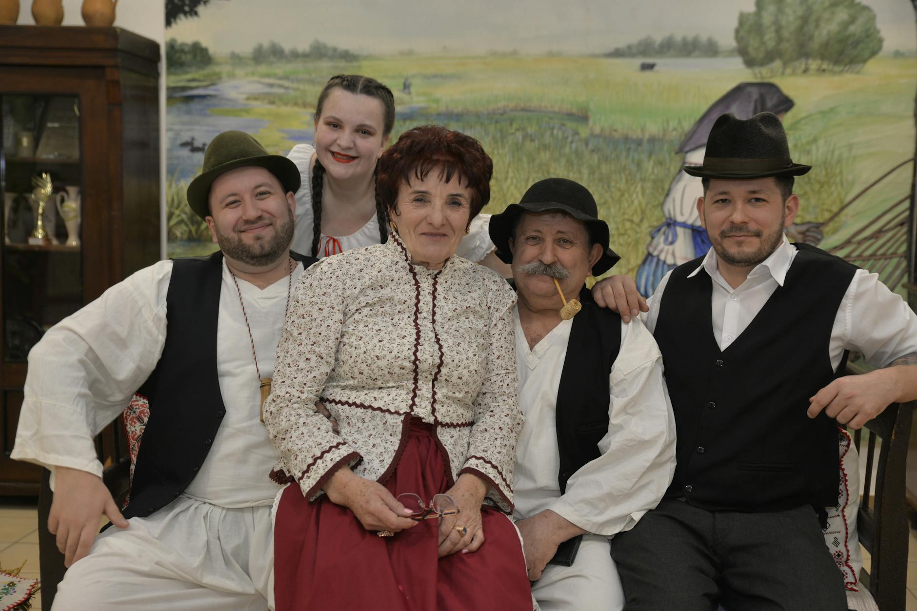 Malowniczy krajobraz Biłgorajszczyzny z fragmentem historycznej zabudowy