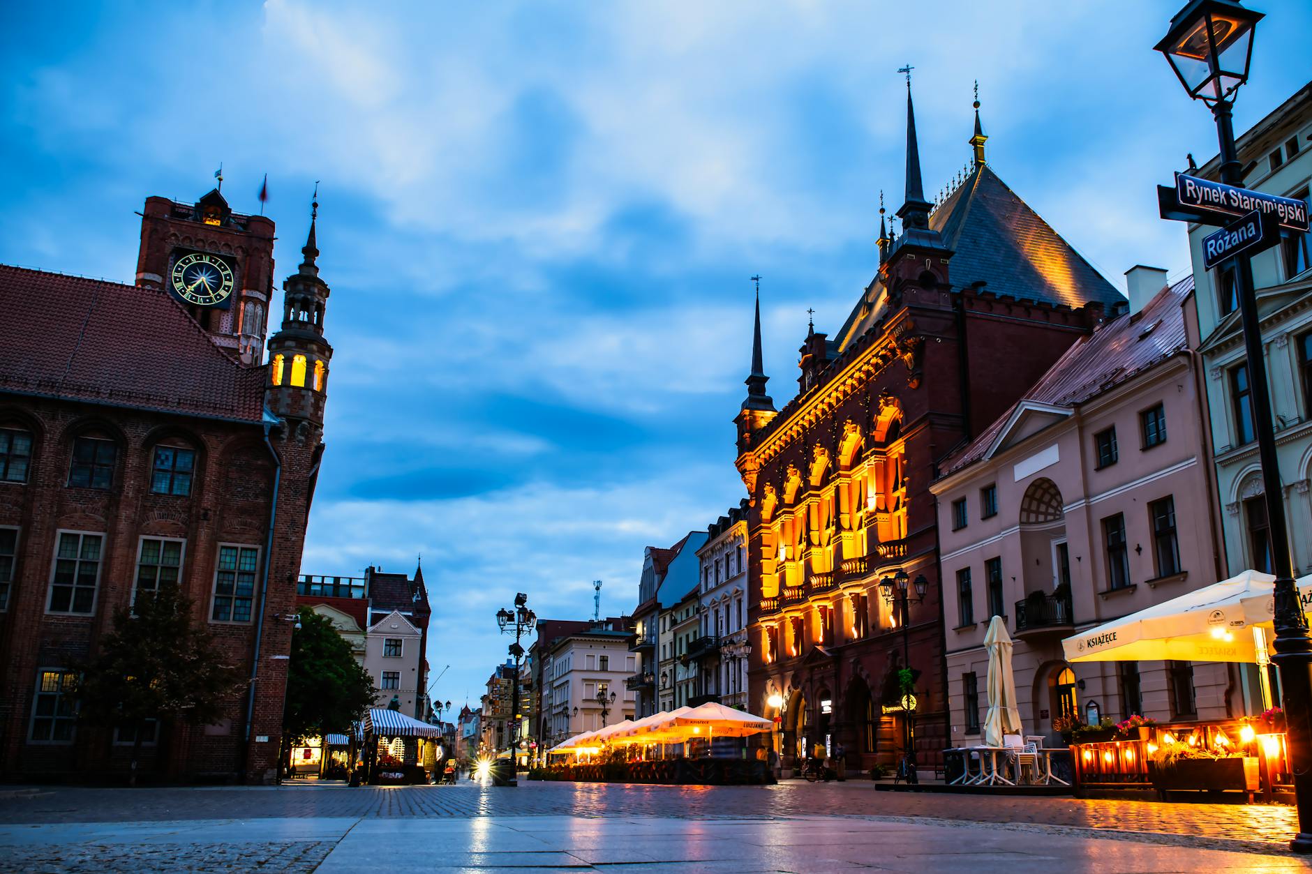 Wykresy przedstawiające stopę bezrobocia i przeciętne wynagrodzenie brutto w powiecie biłgorajskim.