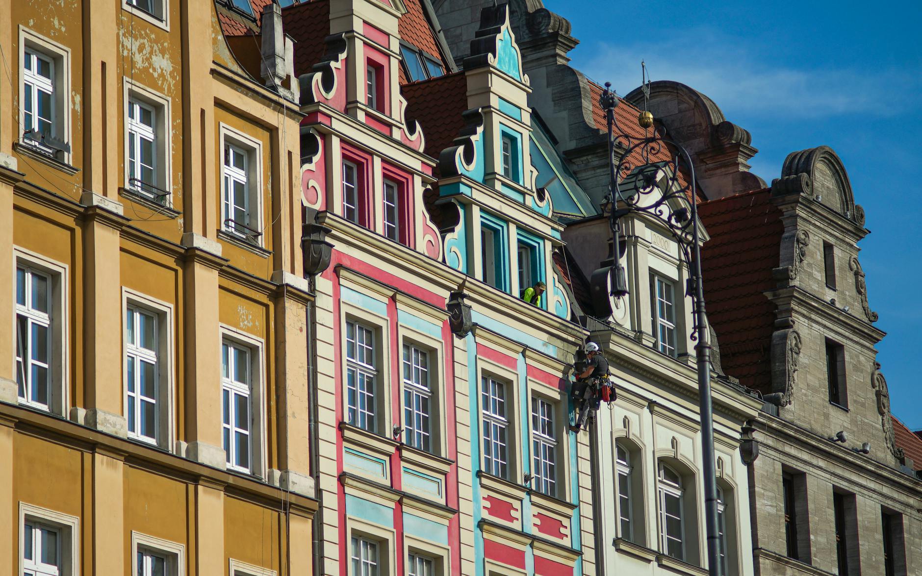 Pracownicy odnawiający starą kamienicę, praca przy renowacji kamienic Zamość